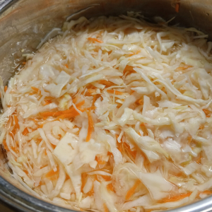 Почему нельзя выливать рассол квашеной капусты: недооцененный продукт
