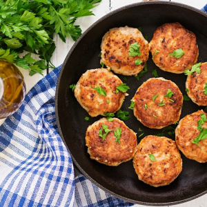 Добавьте всего 2 ложки — и котлеты получаются сочными, пышными и вкусными: кулинарный секрет